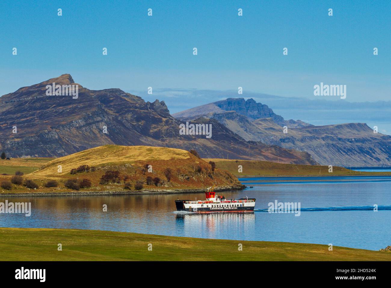 Un CalMac ferry de Raasay entra en la península de Trotternish Sconser con en la distancia. Foto de stock