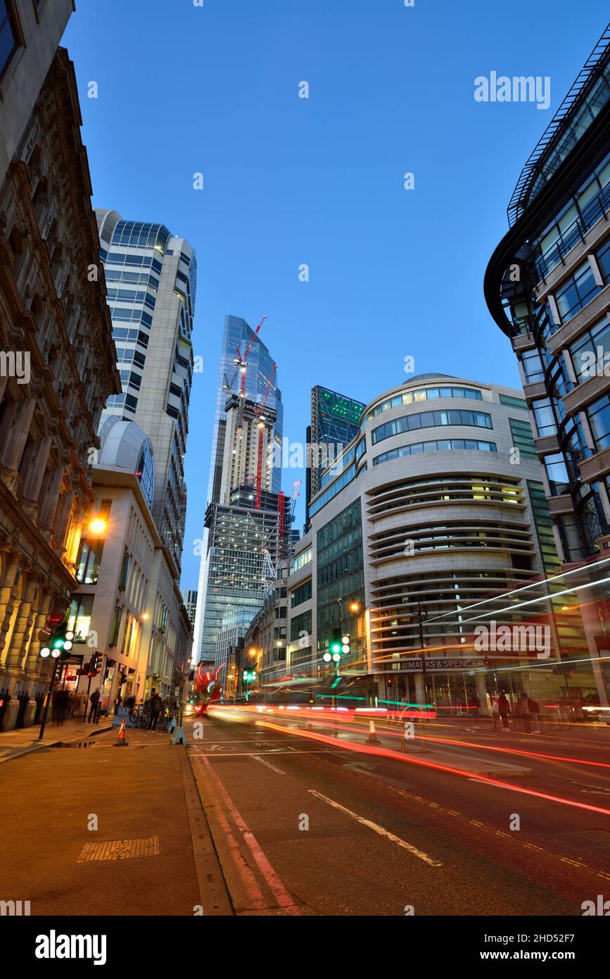 Desarrollo del horizonte de la ciudad de la noche, calle Gracechch, cruce de Lombard y calle Fenchurch, ciudad de Londres, Reino Unido Foto de stock