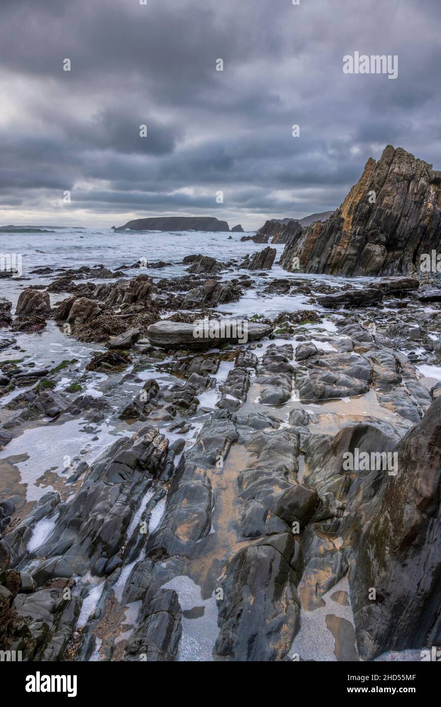 Playa y rocas en Marloes Sands justo después de la marea alta en el invierno, Pembrokeshire, Gales del Sur Foto de stock