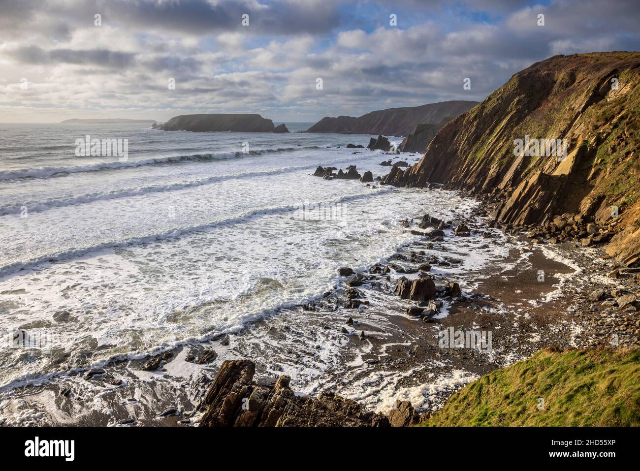 Playa y rocas en Marloes Sands justo después de la marea alta en el invierno, Pembrokeshire, Gales del Sur Foto de stock