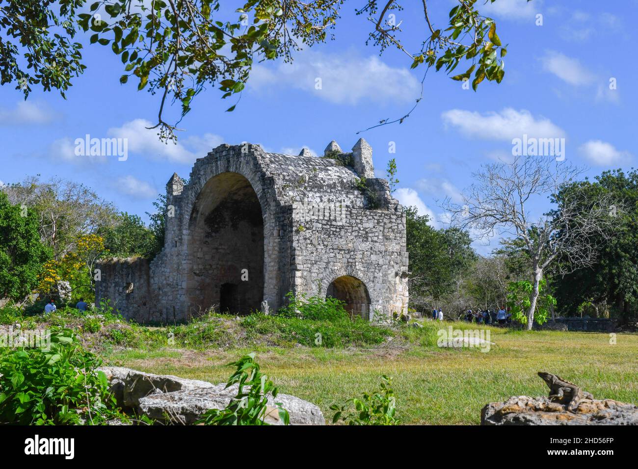 Ruinas de la capilla abierta del siglo 16th colonial, en el sitio arqueológico maya de Dzibilchaltún, Yucatán, México Foto de stock