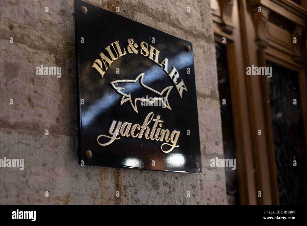 Cartel con el logotipo de Paul y Shark Yachting. Negocios en Estonia. Marca  de ropa Paul & Shark Fotografía de stock - Alamy