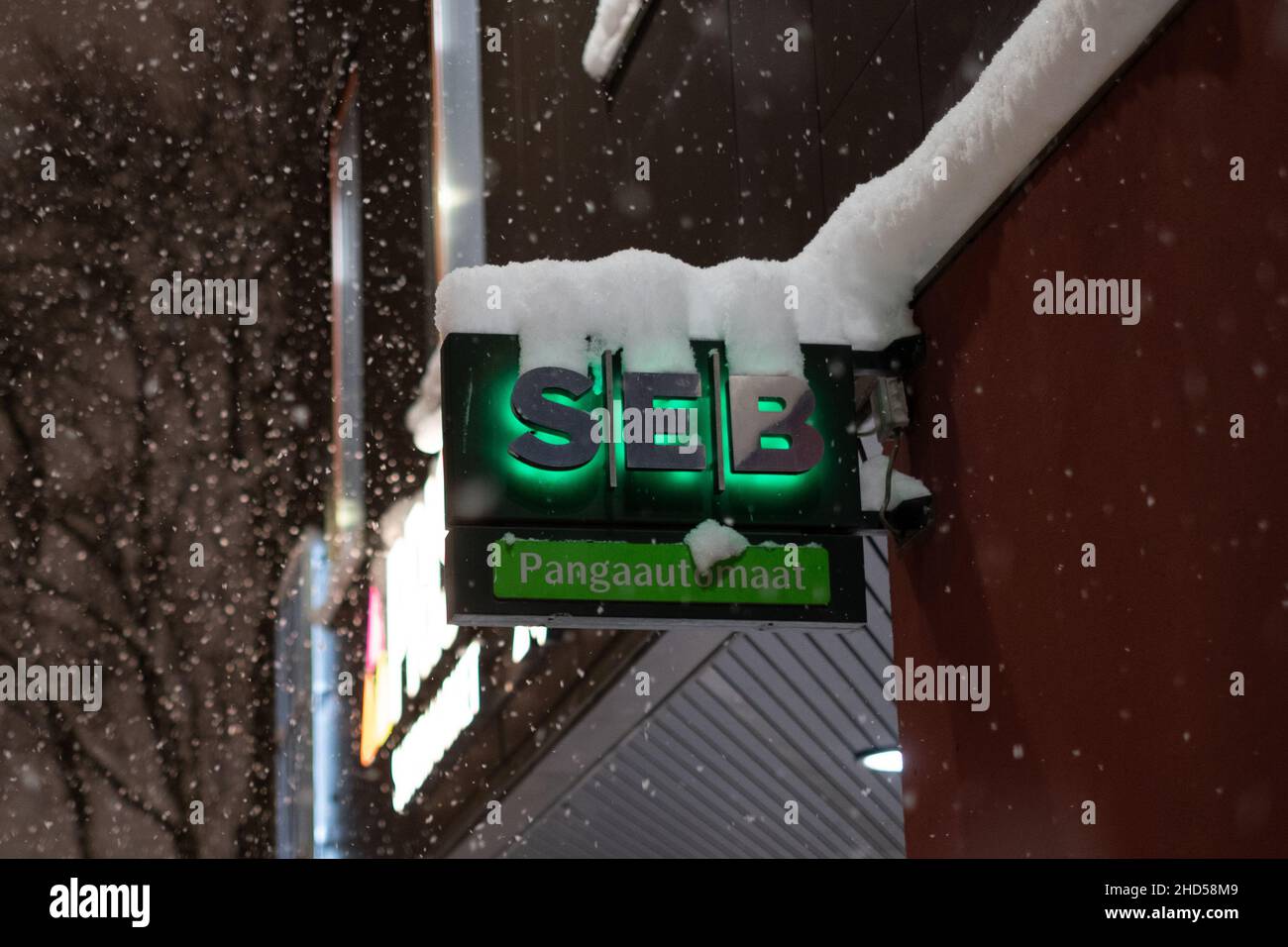 SEB banco logotipo en Tallin durante la nieve de invierno. Sistema bancario europeo. Foto de stock