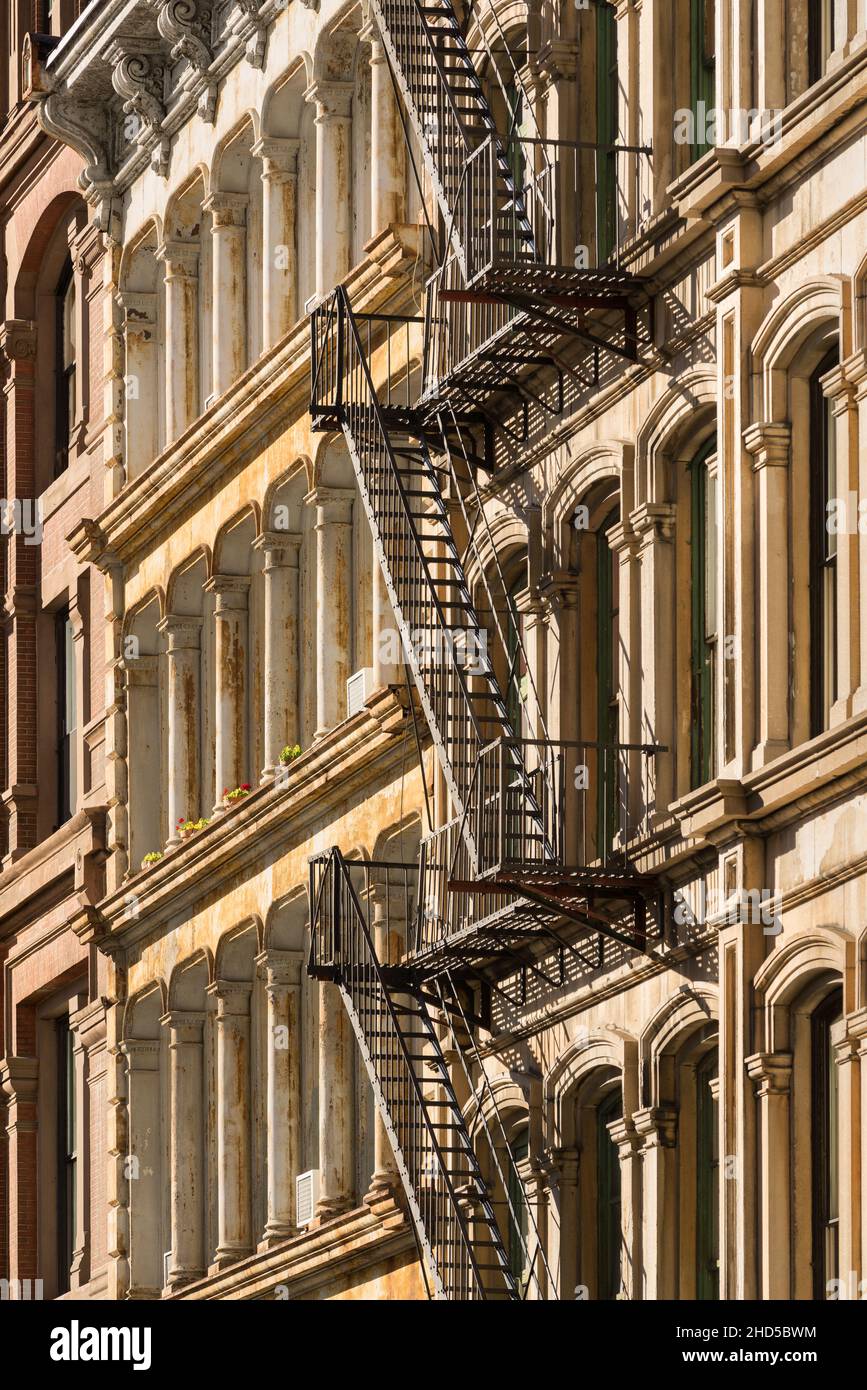 Fachadas típicas de los edificios Soho con escapes al fuego ubicadas en el Distrito Histórico del Edificio Soho de Hierro Fundido. Manhattan, Nueva York Foto de stock