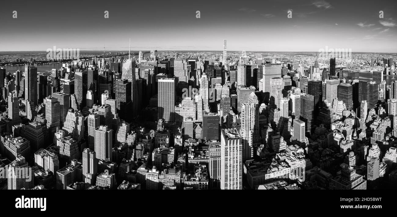 Vista panorámica de la ciudad de Nueva York desde los rascacielos de Midtown Manhattan en blanco y negro Foto de stock