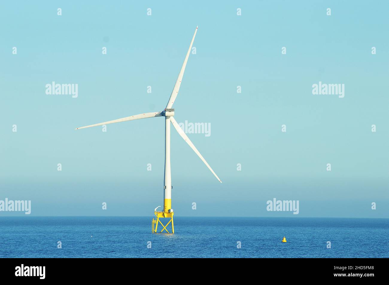 Turbina eólica marina que genera electricidad en el Parque Eólico de la Bahía de Aberdeen, cerca de 3km costa afuera, entre Blackdog y el Puente de Don en el Mar del Norte. Foto de stock