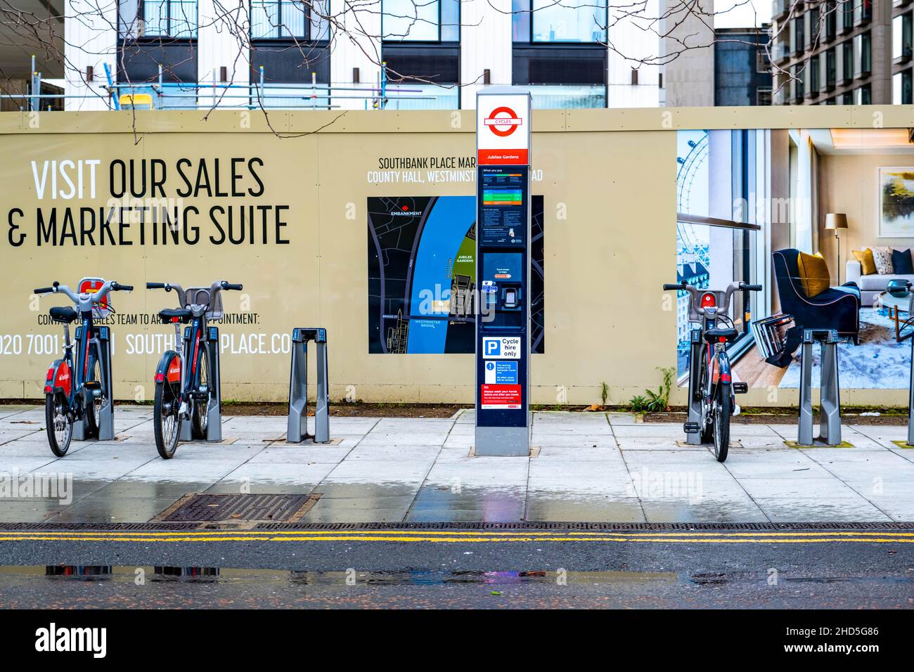 Londres Inglaterra Reino Unido Enero 02 2022, Santander Bank Patrocinado Alquiler de bicicletas y nuevos apartamentos residenciales Southbank Place Waterloo Londres Foto de stock