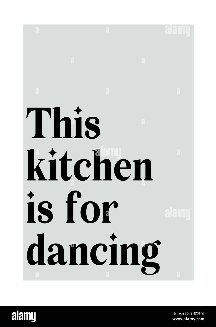 Tipografía cita póster diciendo 'Esta cocina es para bailar' en letras negras sobre fondo azul claro. Decoración de pared, estampado, arte de pared, minimalista d Foto de stock