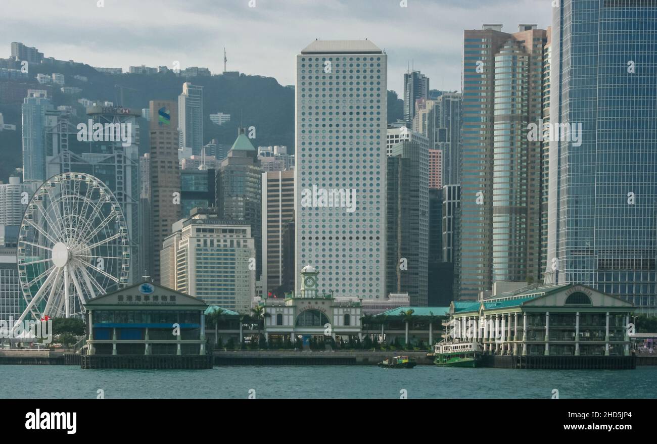 Paisaje urbano del puerto de Victoria desde Kowloon, Hong Kong Región Administrativa Especial de la República Popular China Foto de stock