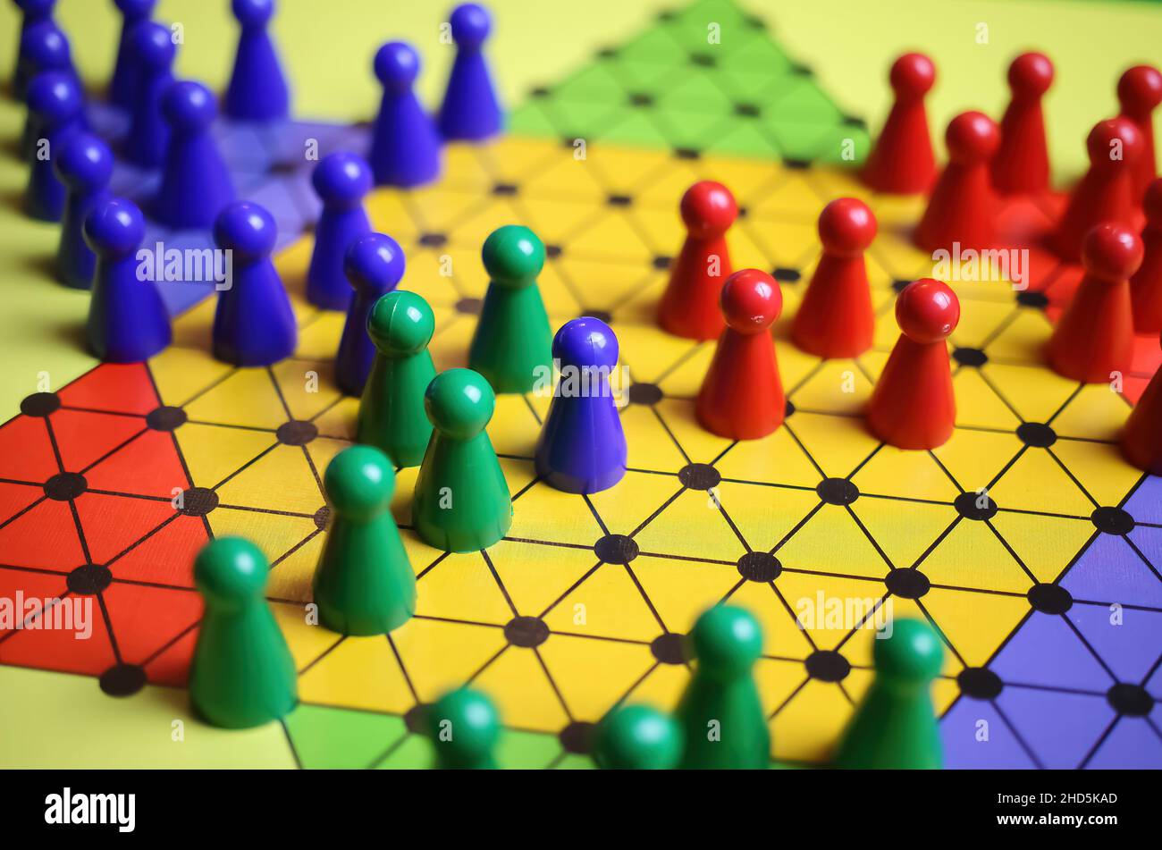Primer plano de tablero de juego con hexagrama, piezas coloridas de  sternhalma juego de estrategia o damas chinas Fotografía de stock - Alamy