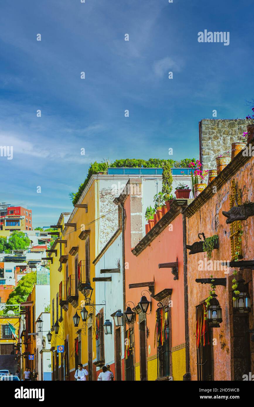 Los jardines de la azotea y los variados canales bordean los coloridos  edificios antiguos en las calles coloniales alrededor del Centro en San  Miguel de Allende, México Fotografía de stock - Alamy