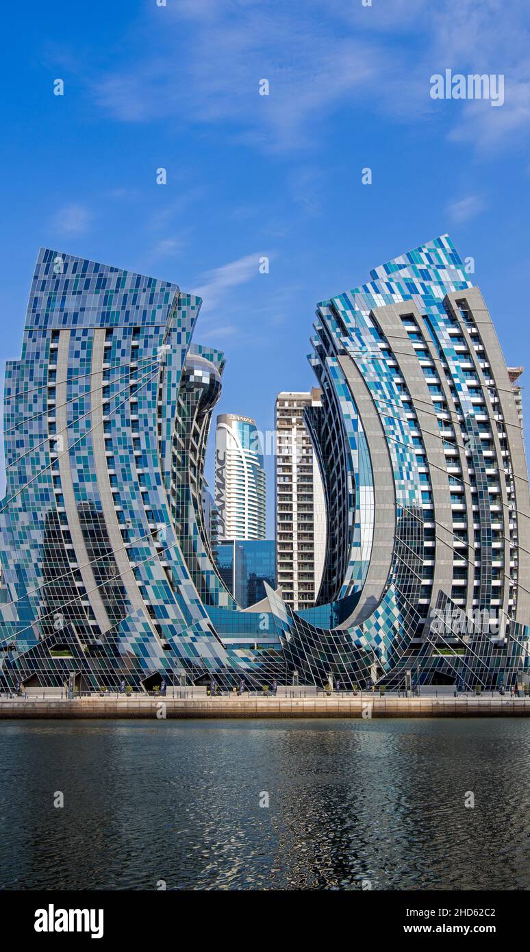 Extraordinario ejemplo de arquitectura moderna del distrito de negocios de Dubai Foto de stock
