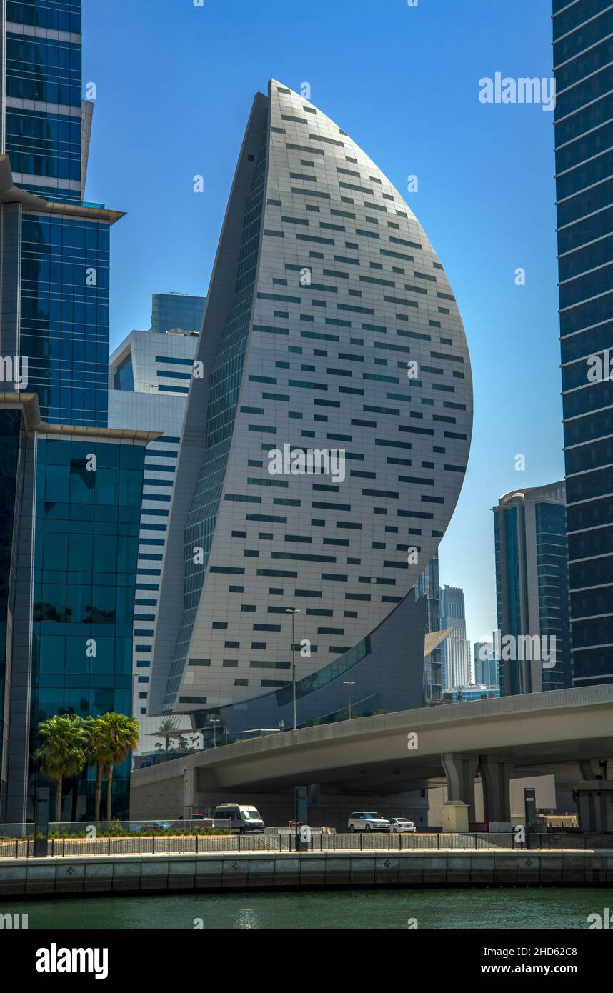 Extraordinario diseño arquitectónico desafiando gravedad disco en forma de edificio Distrito de Negocios Dubai Foto de stock