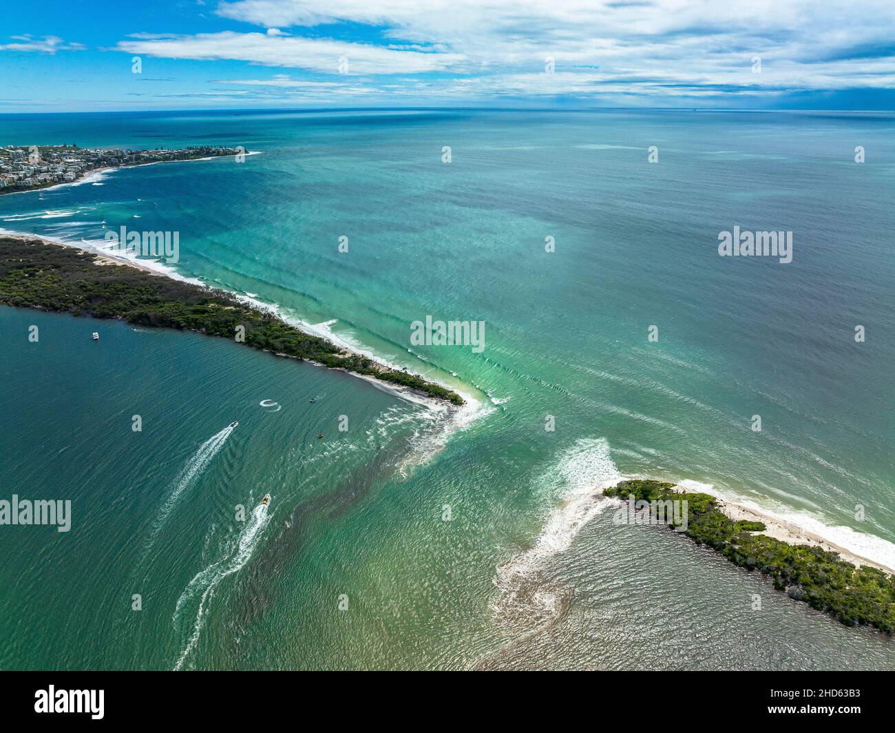 Isla Bribie dividida en dos por una enorme marea de rey en combinación con el ex ciclón tropical Seth. Caloundra, Queensland, Australia Foto de stock