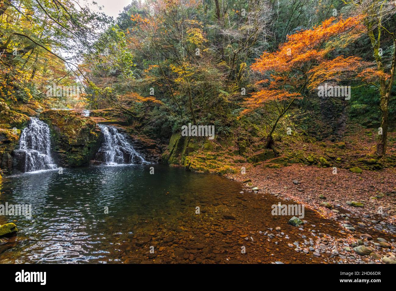 Una pequeña cascada en otoño Foto de stock