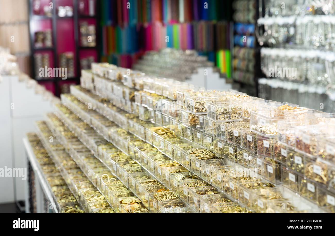 Accesorios de oro accesorios para joyería en bijouterie tienda Fotografía de stock - Alamy