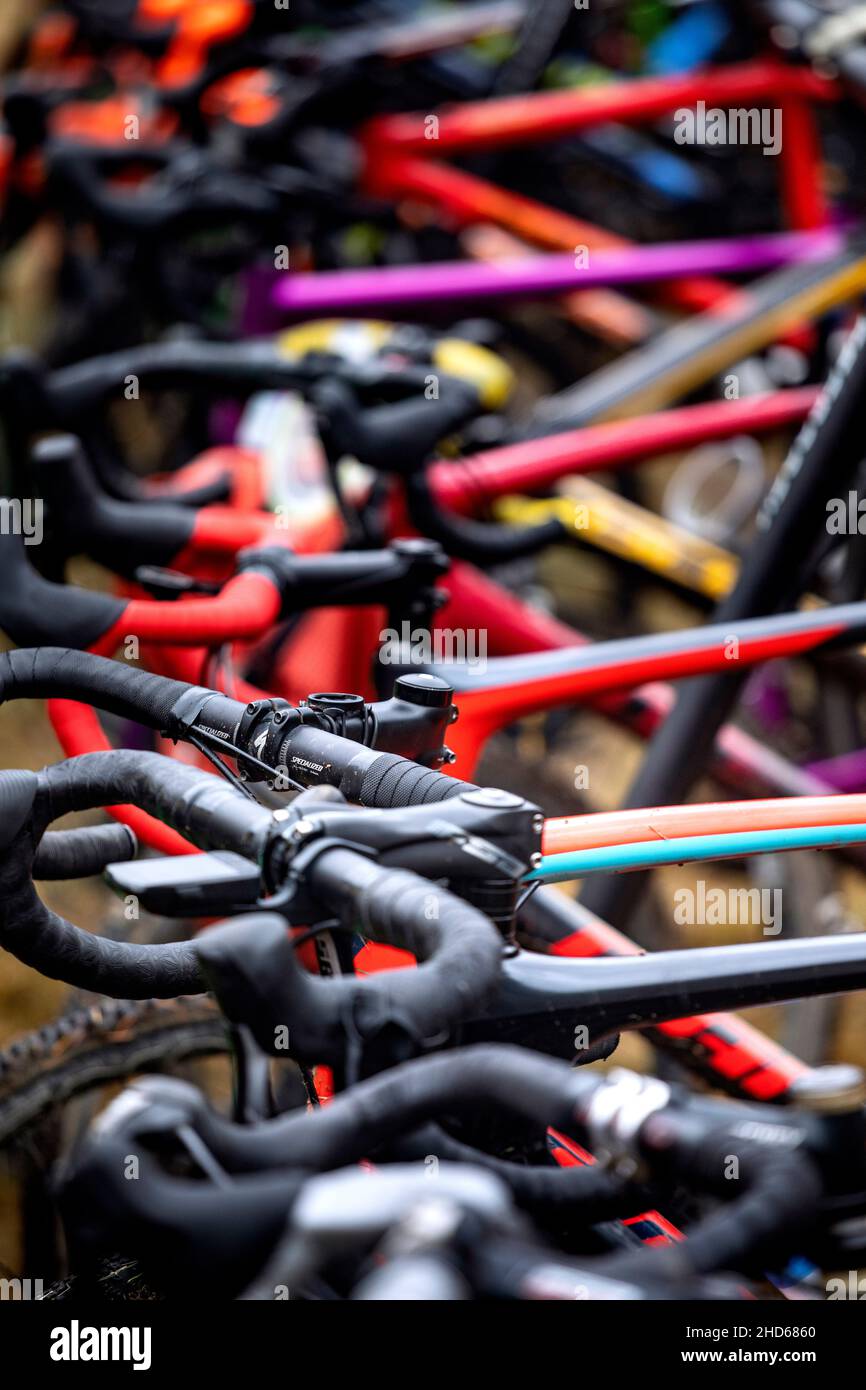 WA20574-00....WASHINGTON - Detalle de bicicletas alineadas en una carrera de ciclocross. Foto de stock