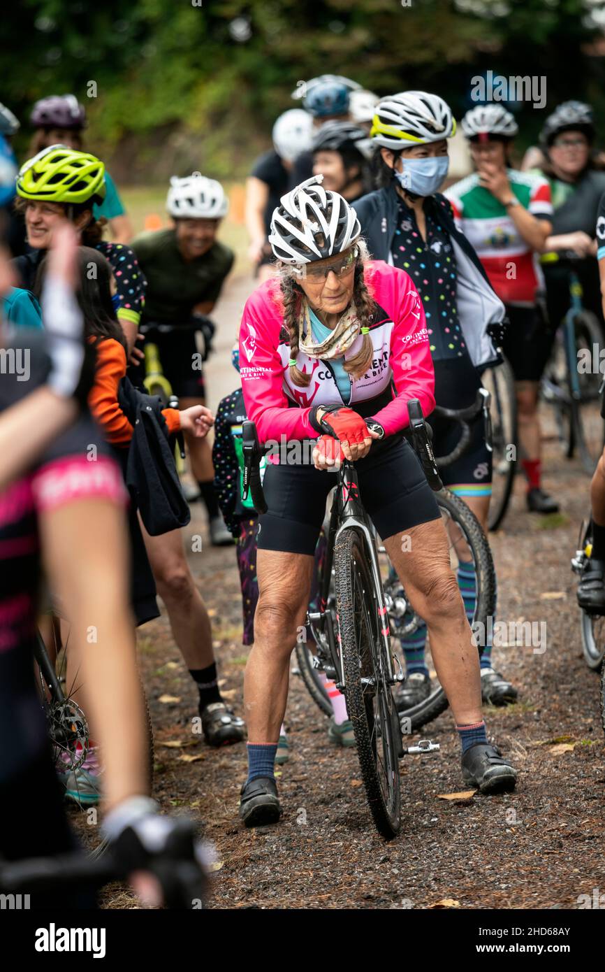 WA20584-00....WASHINGTON - Vicky Spring Un ciudadano mayor en la formación inicial de una raza de ciclocross de mujer. Foto de stock