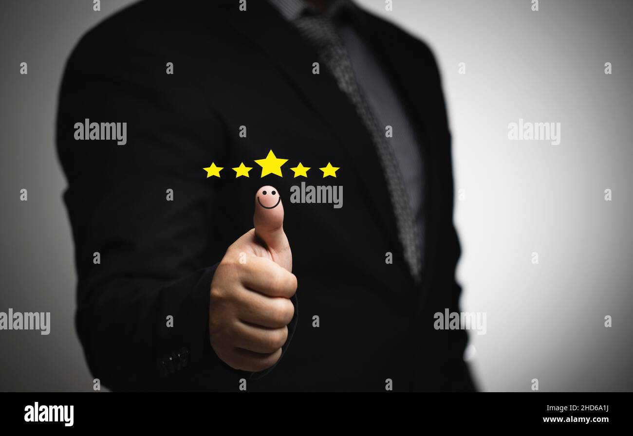 Los profesionales de la empresa obtienen una puntuación positiva: Una lista de sonrisas y estrellas para la satisfacción en el servicio móvil, las transacciones en línea y el rendimiento de la red Foto de stock