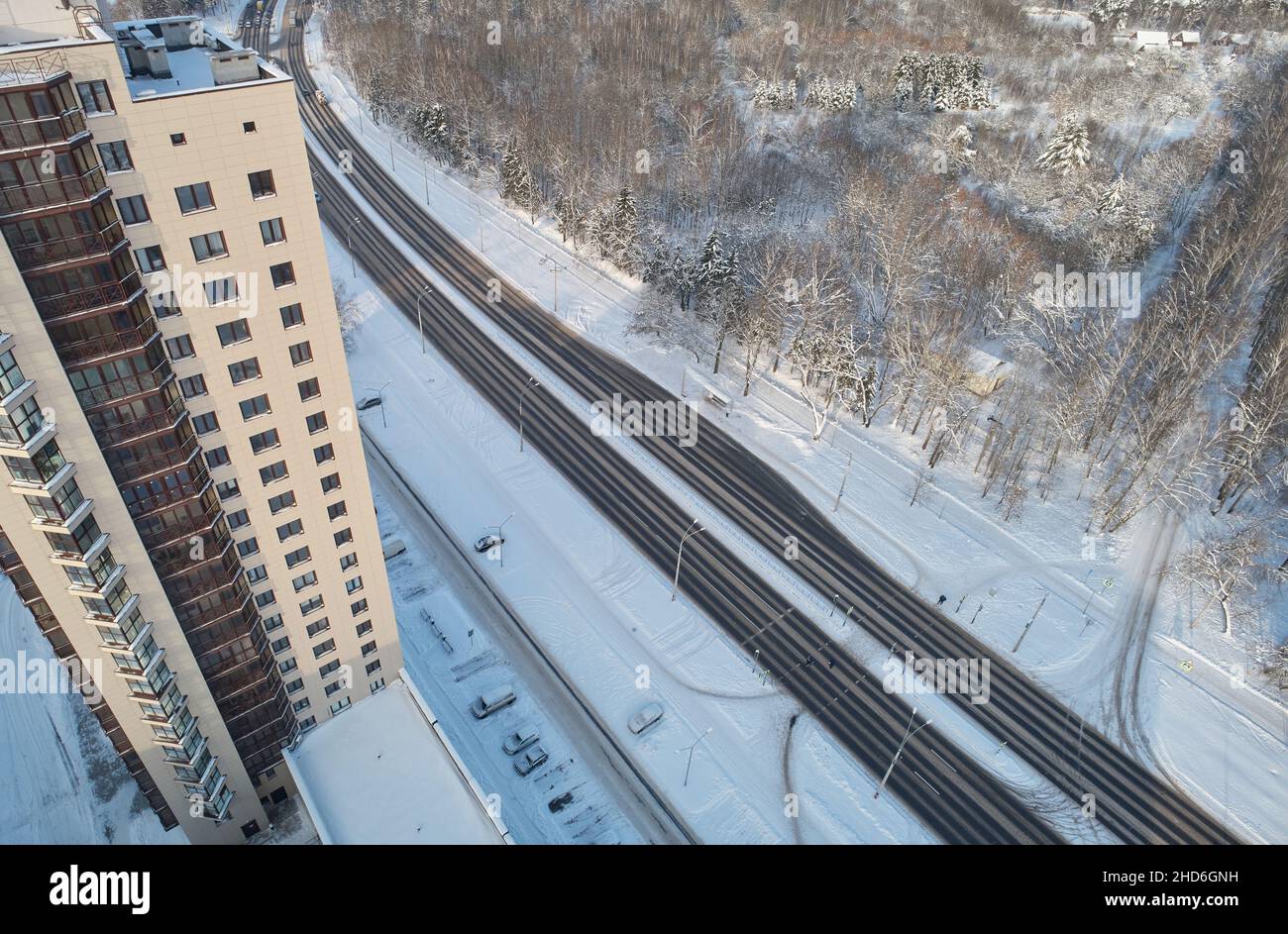 Autopista vacía cerca de la antena del edificio alto sobre la vista superior del drone Foto de stock