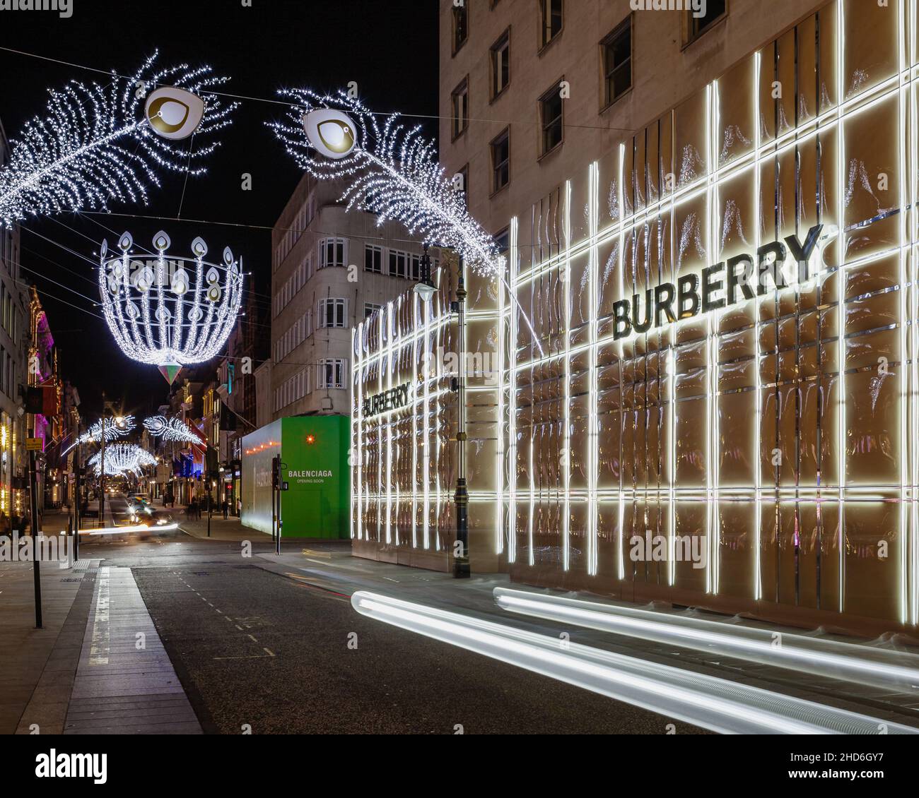Noche en la tienda boutique Burberry en Bond Street en Londres Fotografía  de stock - Alamy
