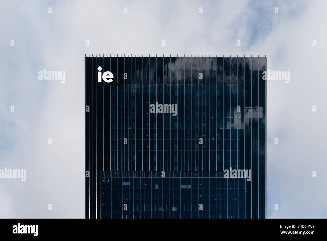 Madrid, España - 5 de diciembre de 2021: Rascacielos de IE University en el área de negocios Cuatro Torres. Escuela Privada de Negocios. Torre del Caleido. Rascacielos en contra Foto de stock