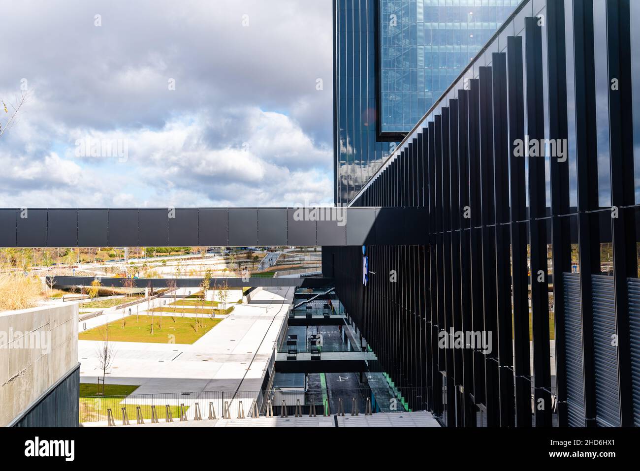 Madrid, España - 5 de diciembre de 2021: Campus de la IE University en el Área de Negocios Cuatro Torres. Escuela Privada de Negocios. Torre del Caleido. Foto de stock