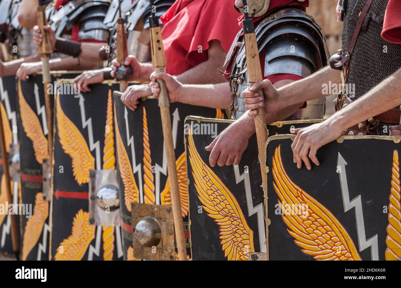Legionarios romanos en formación. Manos sosteniendo pilas o javelinas. Débiles motivos de alas de águila y relámpagos en la scuta. Foto de stock