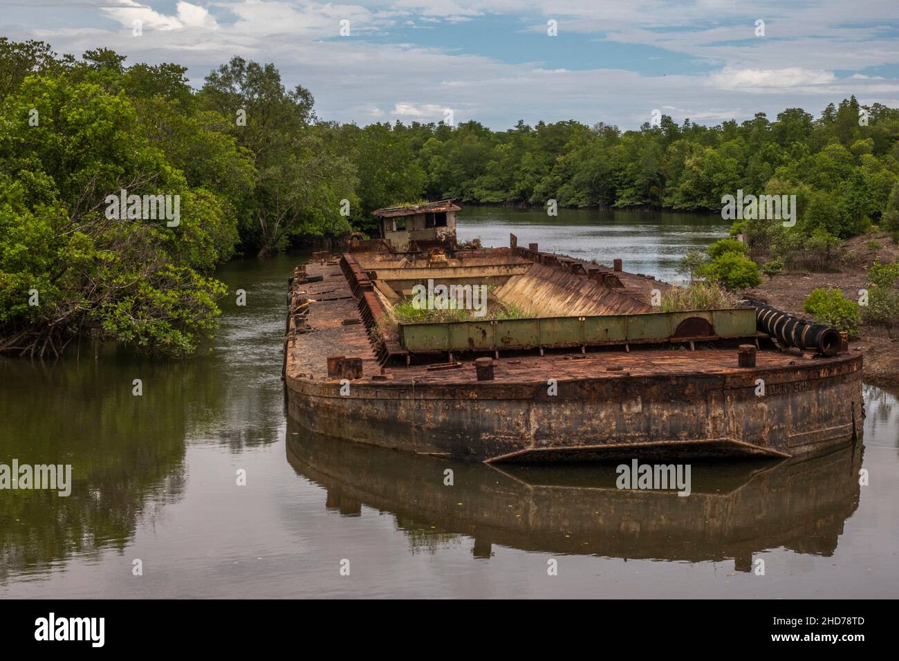Barco abandonado en el Parque Nacional Kuching Wetland, Semariang Aman, Santubong, Sarawak, Malasia Oriental, Borneo Foto de stock