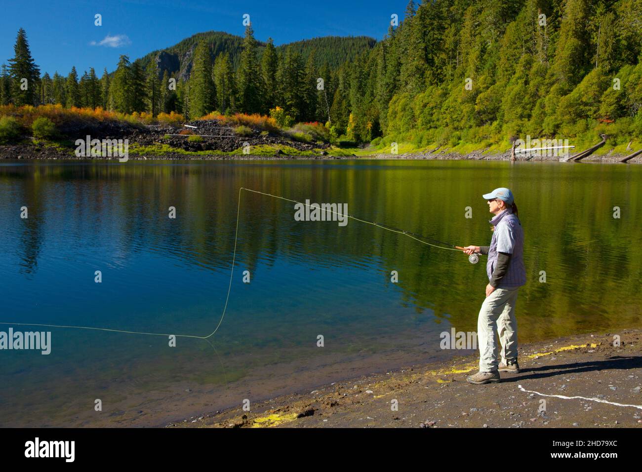 Pesca con mosca en el Lago Linton a lo largo de la ruta del Lago Linton, el Bosque Nacional Willamette, Three Sisters Wilderness, Oregón. Foto de stock