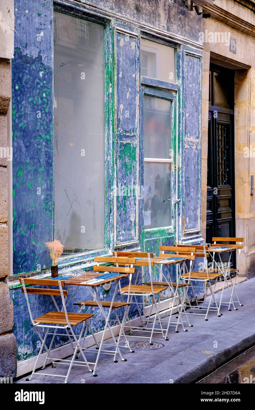 Restaurante francés durante la renovación - mesas y sillas todavía en la calle - París, Francia Foto de stock