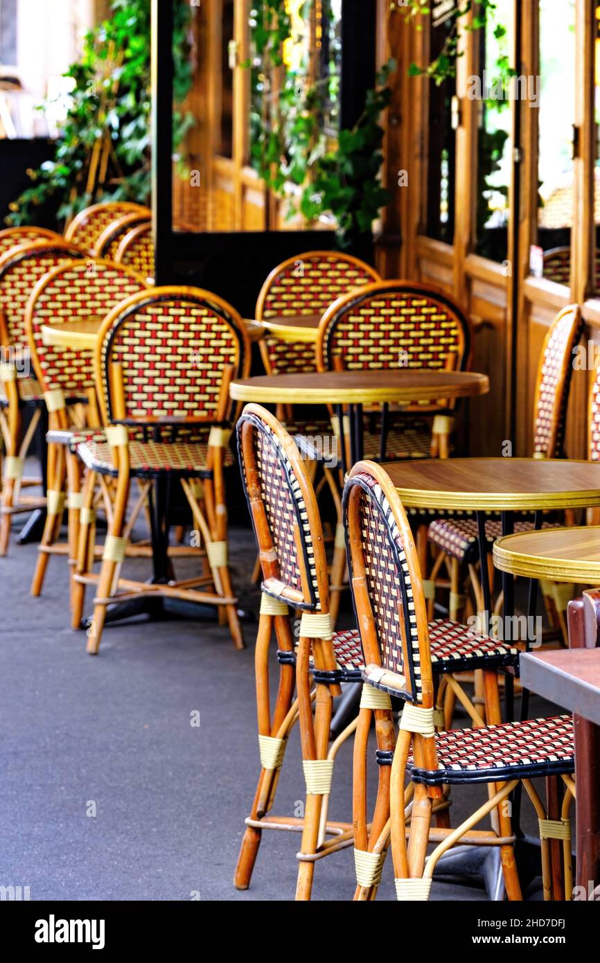 Restaurante francés - mesas y sillas en la calle - Paris, Francia Foto de stock