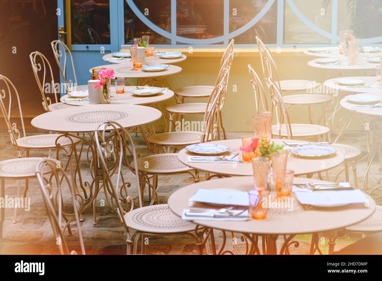 Restaurante francés - mesas y sillas en el patio - París, Francia, foto estilizada para un estilo analógico vintage Foto de stock