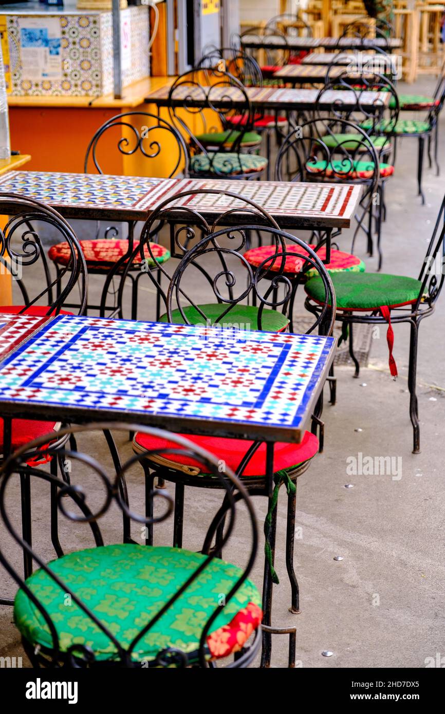 Restaurante francés - coloridas mesas y sillas en la calle - París, Francia Foto de stock