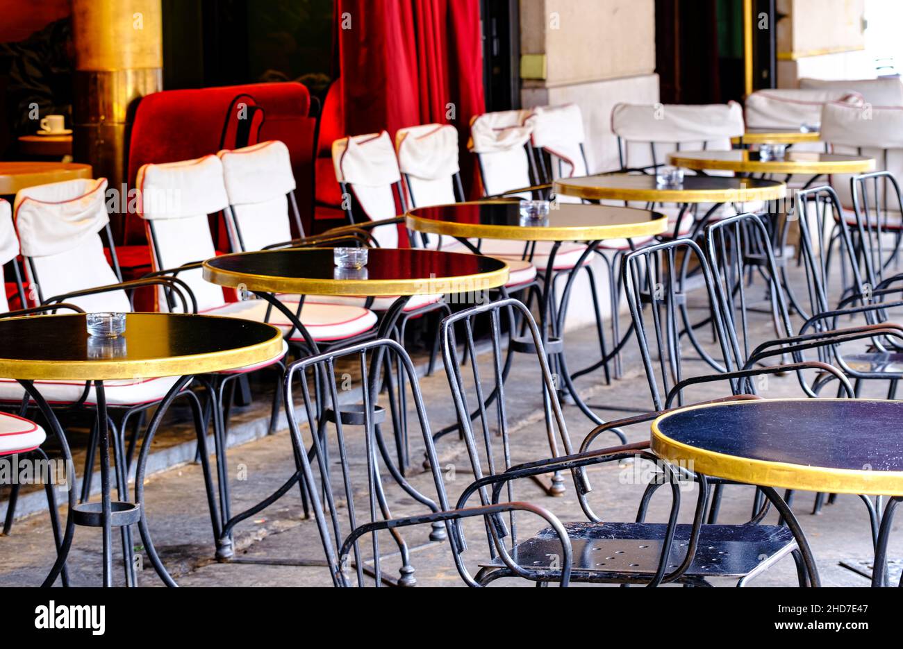 Restaurante francés - mesas y sillas en una fila en la calle - París, Francia Foto de stock