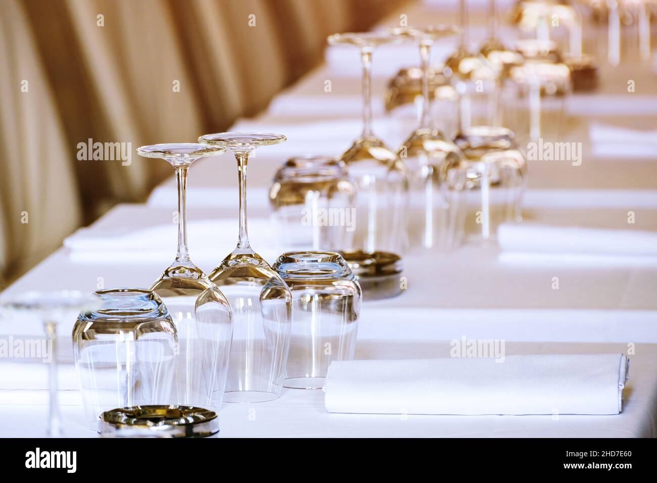 Copa de vino en una mesa - restaurante francés, París, Francia Foto de stock