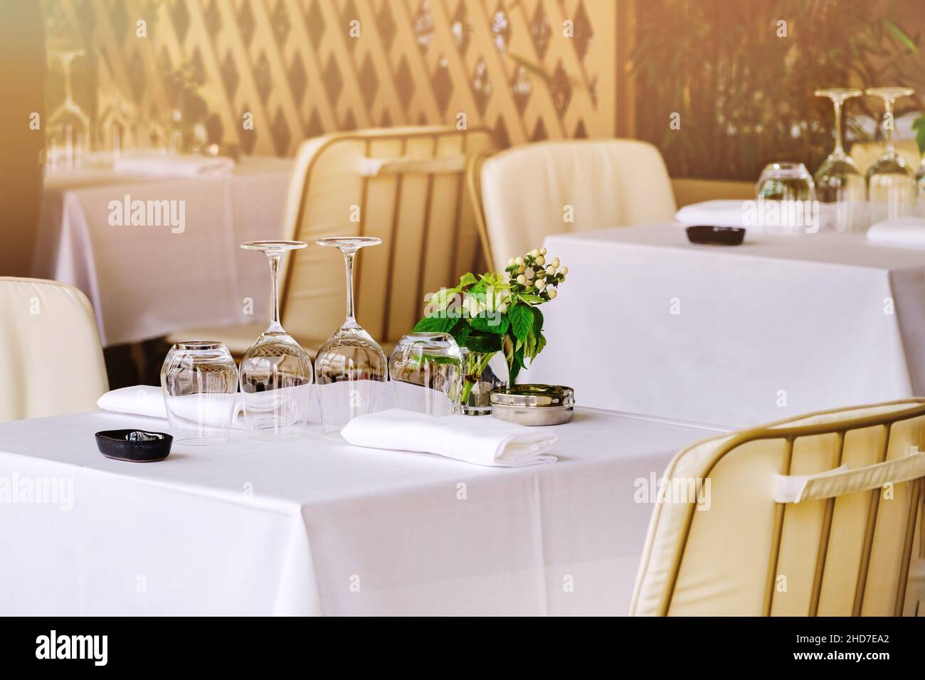 Copa de vino en una mesa - restaurante francés, París, Francia Foto de stock