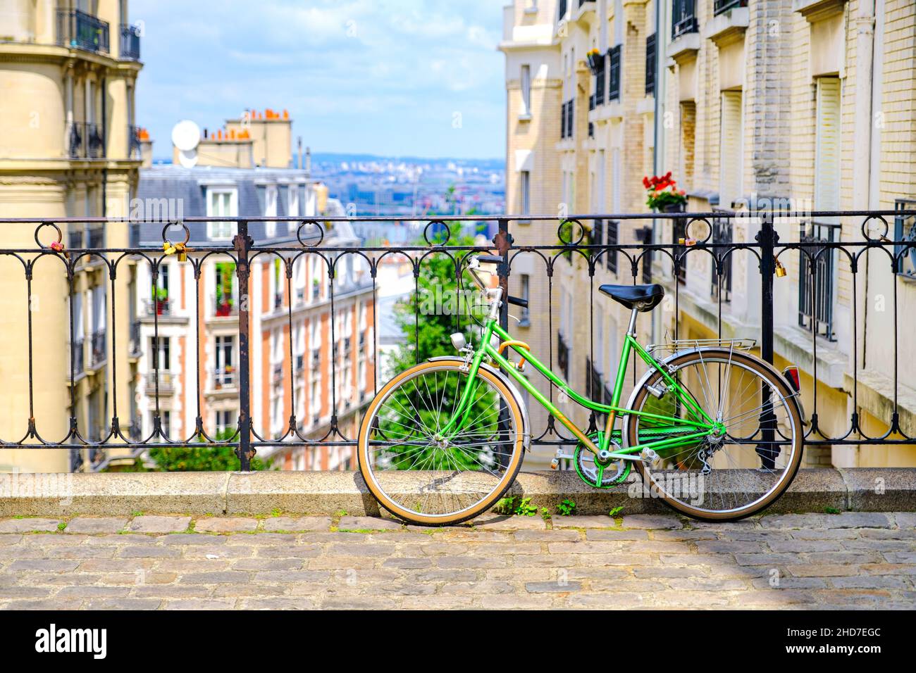 Una vieja bicicleta verde de pie en la calle en la cima de Montmartre, París, Francia Foto de stock