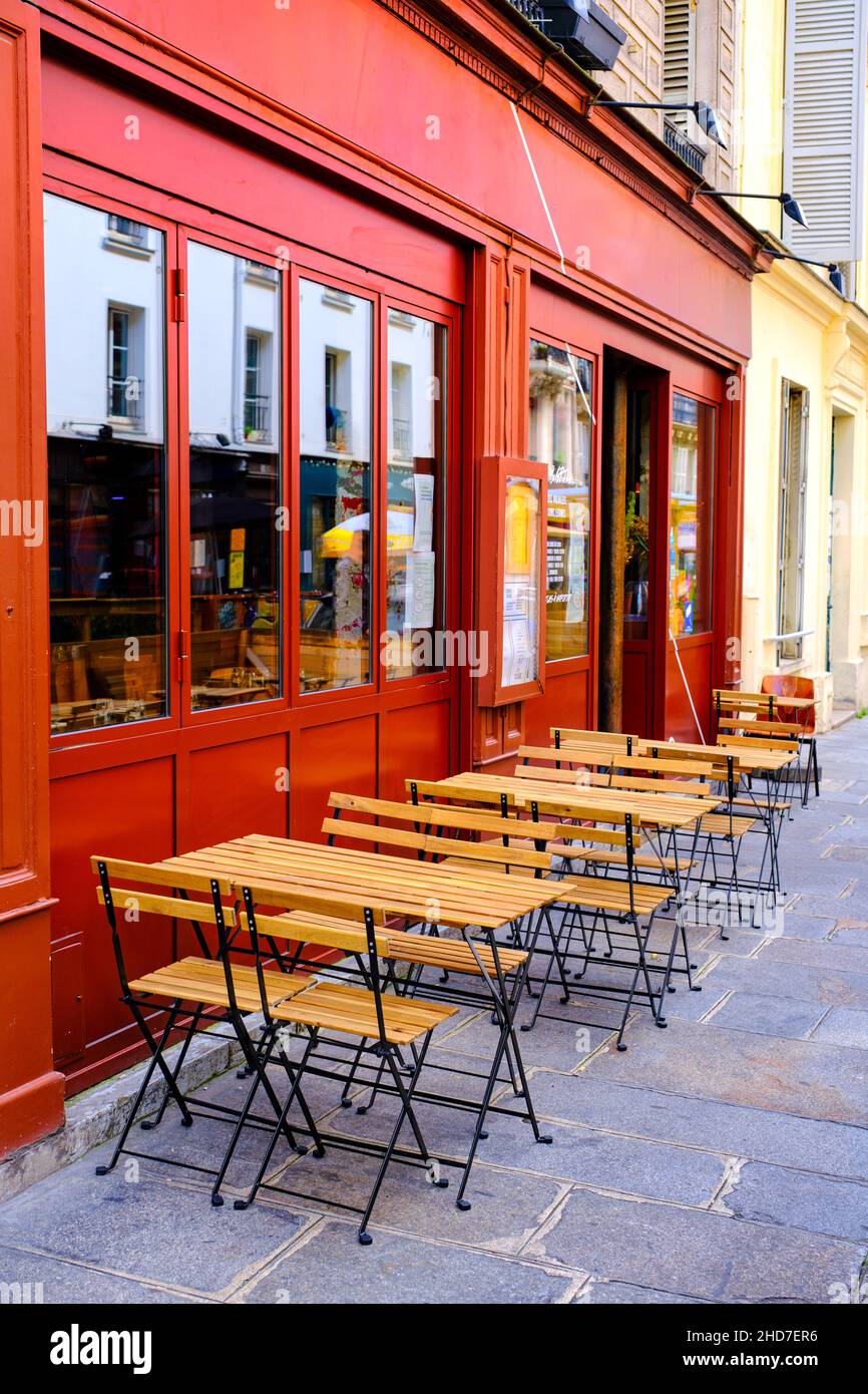 Restaurante francés - mesas y sillas en la fila en la calle - París, Francia Foto de stock