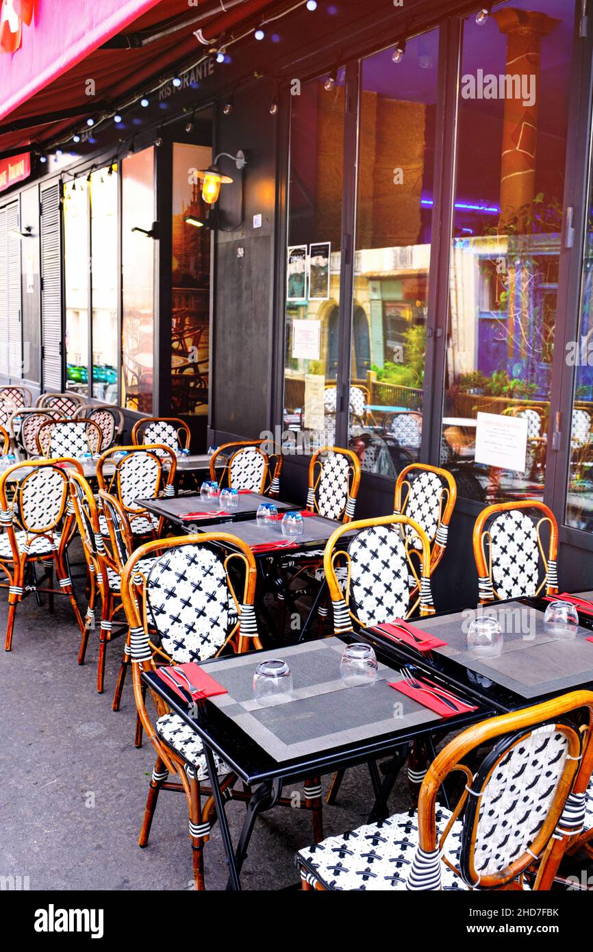 Restaurante francés - mesas y sillas en la calle - Paris, Francia Foto de stock
