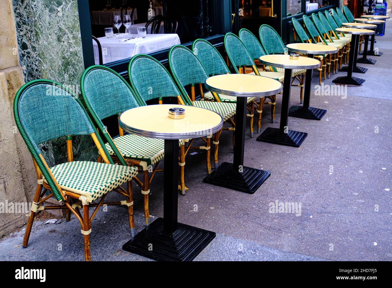 Restaurante francés - mesas y sillas en la fila en la calle - París, Francia Foto de stock