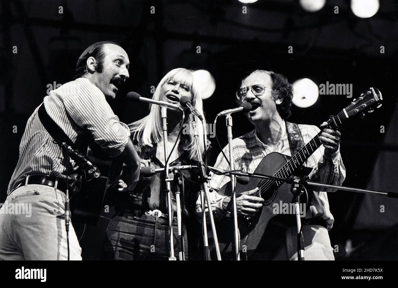 Peter, Paul y Mary tocando en vivo en concierto en Central Park en Nueva York en 1978. Foto de stock