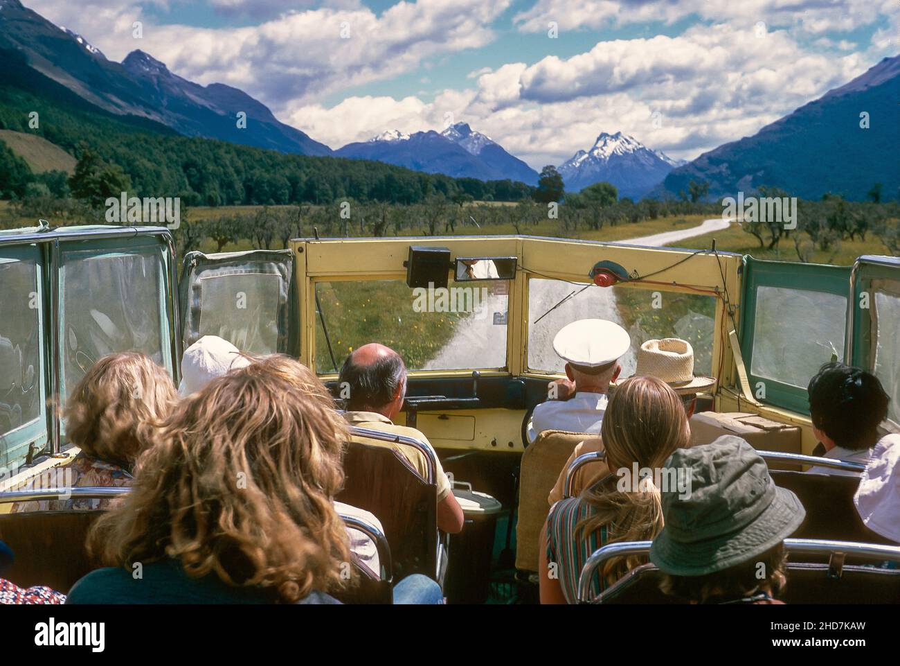 Harry Bryant conduce a los visitantes por el valle Routeburn de Nueva Zelanda en su coche Chevrolet 1937 (1972). El valle se encuentra al otro lado del lago Wakatipu de Glenorchy, al norte de Queenstown. Foto de stock