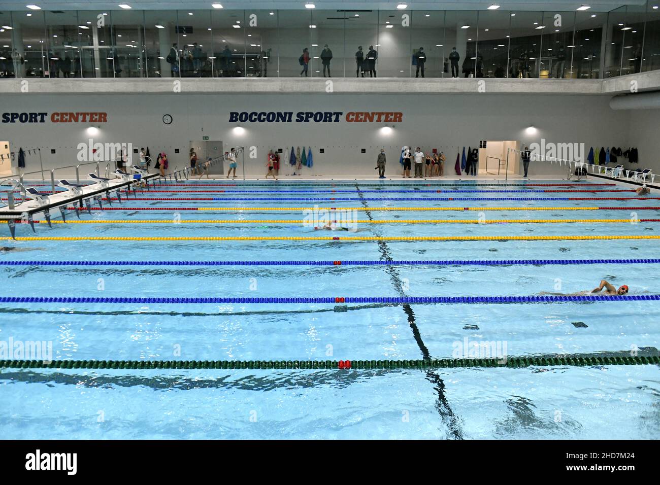 La nueva piscina cubierta olympique de la Universidad Bocconi, en Milán. Foto de stock