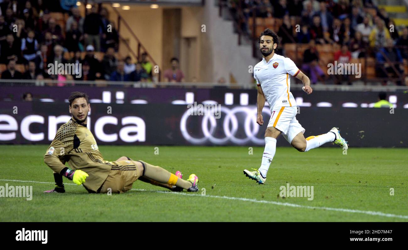 COMO jugador egipcio de Roma, Mohamed Salah, marca un gol durante el partido italiano AC Milan vs AS Roma, en el estadio de san siro, en Milán. Foto de stock
