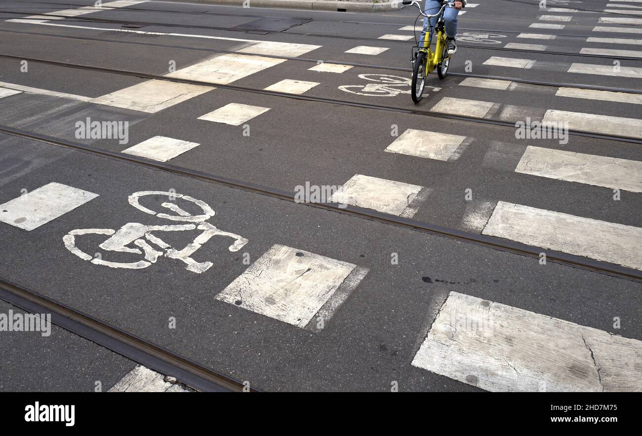 Línea de bicicleta de la ciudad y rayas peatonales Foto de stock