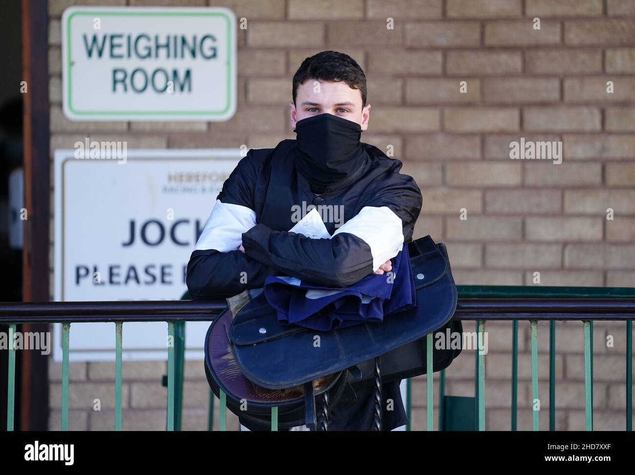 Jockey Jack Tudor fuera de la sala de pesaje antes del reloj de la valla en attheraces.com Jinetes Condicionales 'Novices' Handicap en el hipódromo de Hereford. Fecha de la foto: Martes 4 de enero de 2022. Foto de stock