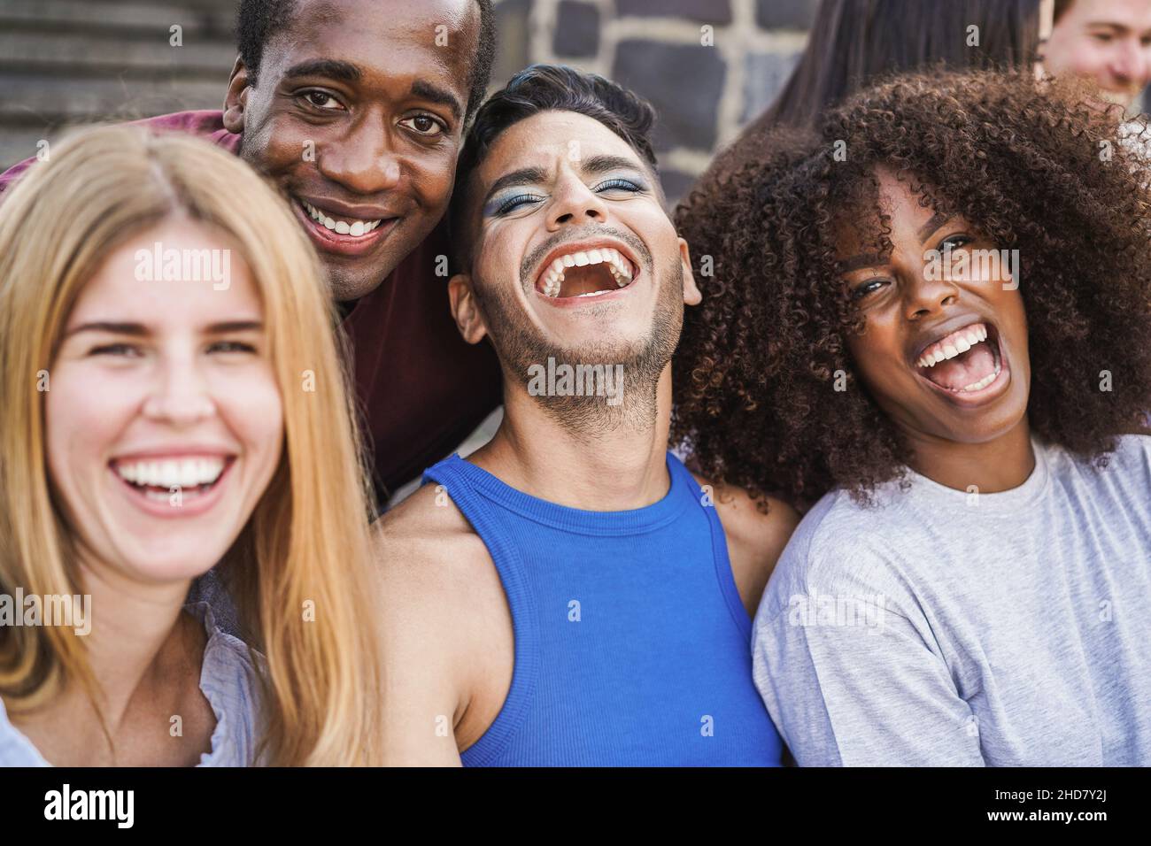 Gente joven diversa que se divierte al aire libre riendo juntos - foco en cara masculina gay Foto de stock