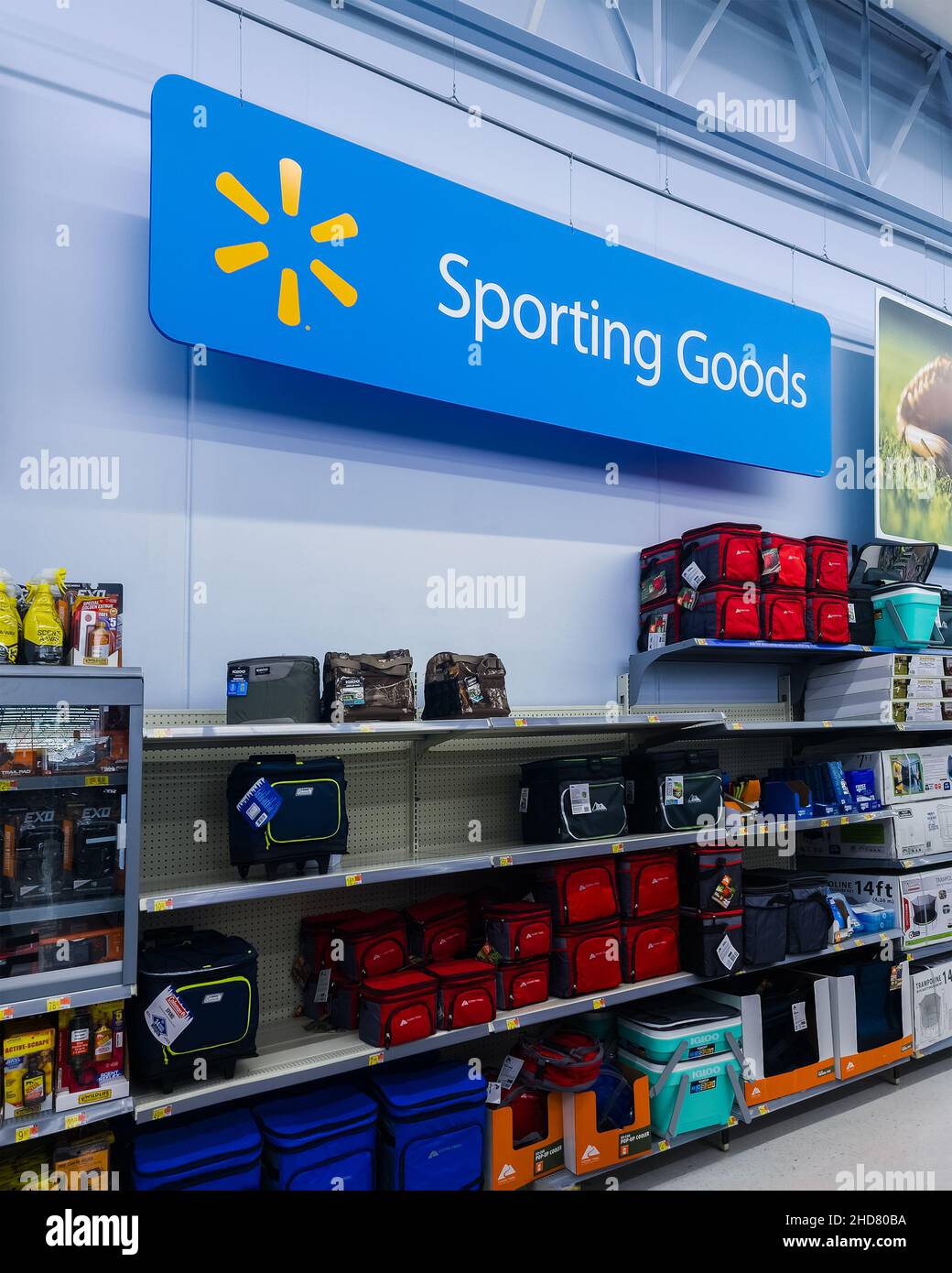 Sporting goods shop interior fotografías e imágenes de alta resolución -  Alamy