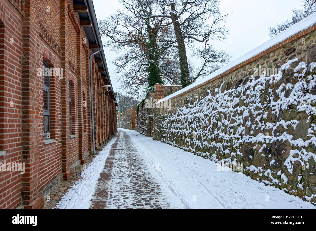 Neubrandenburg, Mecklemburgo-Pomerania Occidental, Alemania: Impresiones invernales sobre la Ruta del Anillo entre la arquitectura histórica y la muralla medieval. Foto de stock